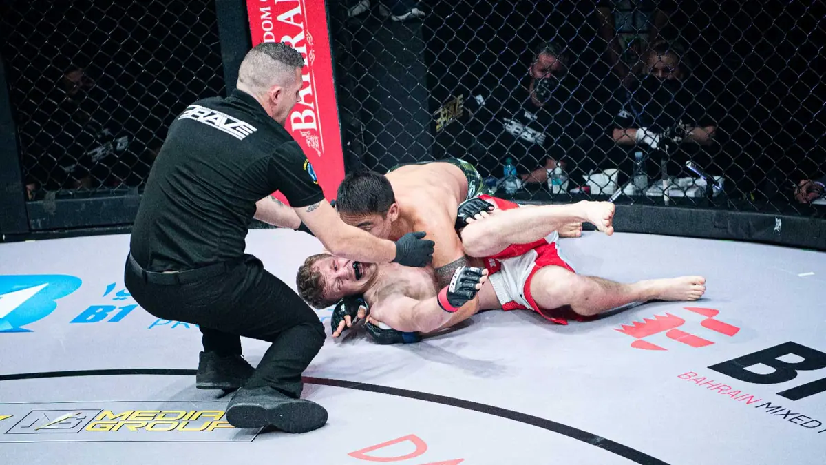 BRAVE CF 45: Dumar Roa survives near-submission, beats Ian Entwistle after injury